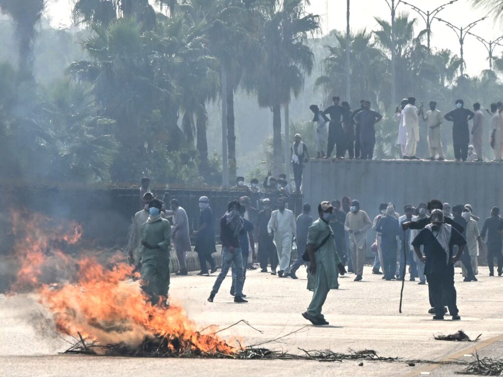 Supporters of jailed ex-PM rally in Pakistan despite police crackdown