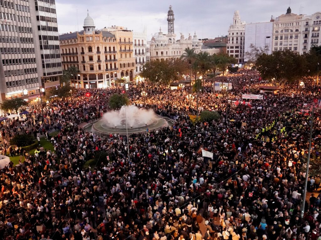 Thousands march in Valencia to protest flood response