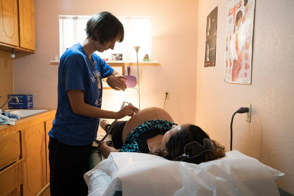 “Wrap around the family”: Doulas, community health workers push Texas to cover more services for pregnant women